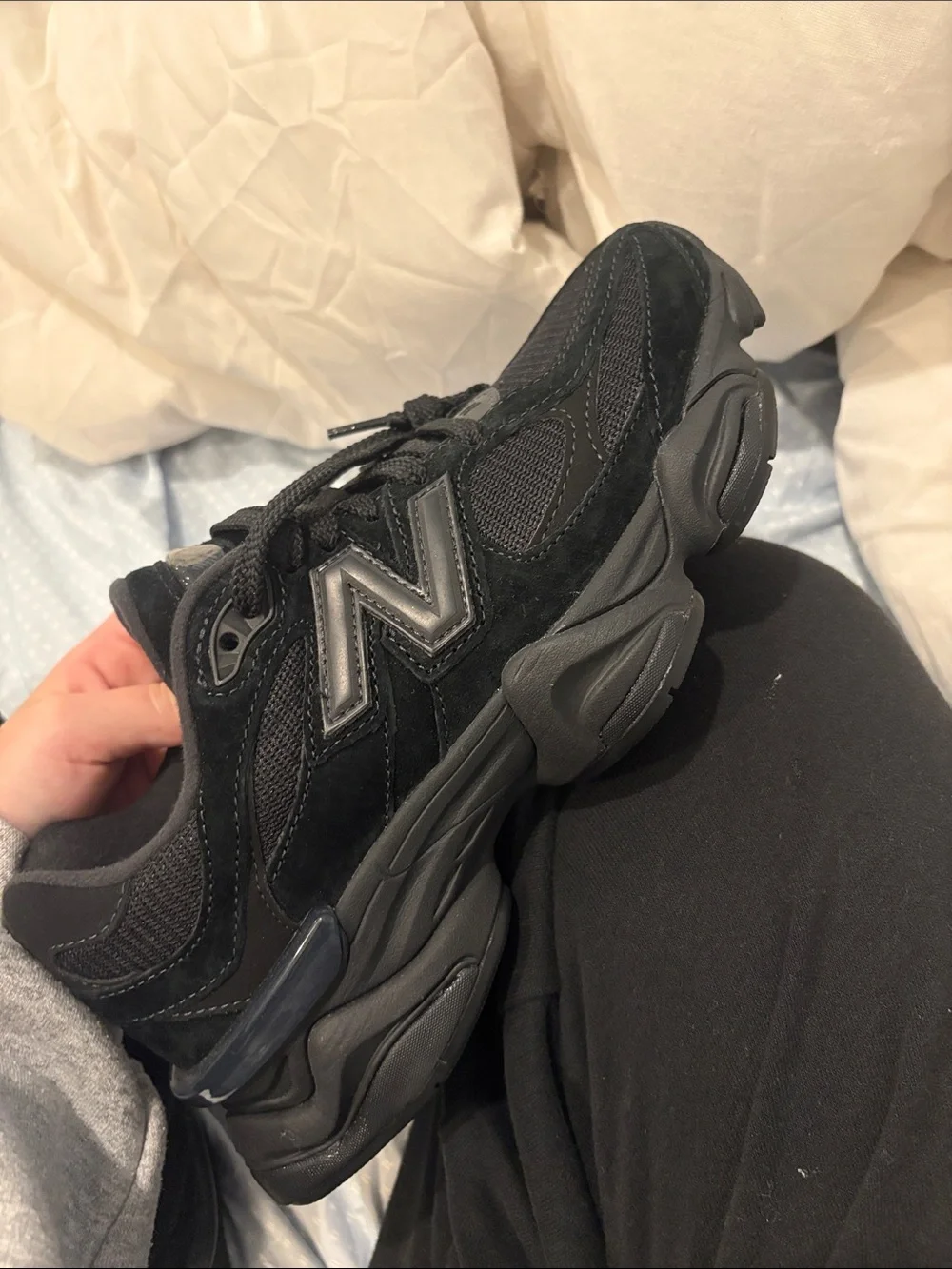 Unisex New Balance 9060(Size 6.5 mens and 8 in womens)